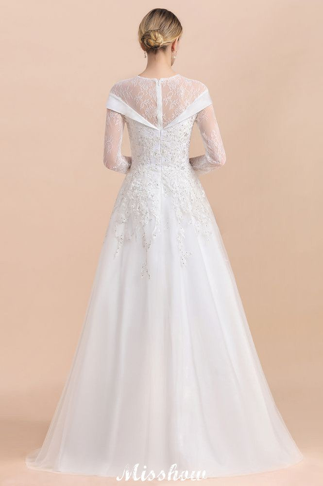 Schlichtes weißes Brautkleid mit Perlenapplikationen, langen Ärmeln und bodenlangem Ballkleid
