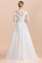 Schlichtes weißes Brautkleid mit Perlenapplikationen, langen Ärmeln und bodenlangem Ballkleid
