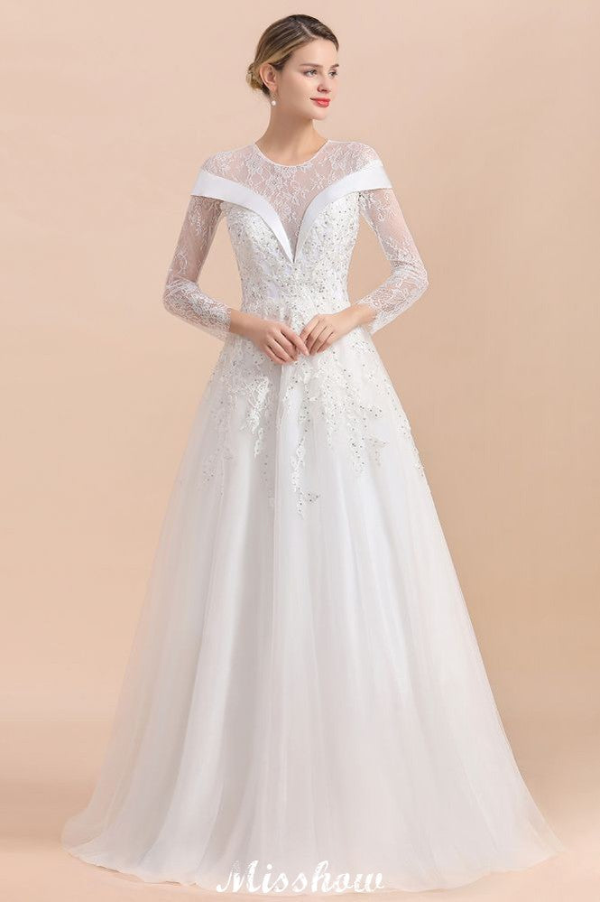 Schlichtes weißes Brautkleid mit Perlenapplikationen, langen Ärmeln und bodenlangem Ballkleid