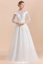 Schlichtes weißes Brautkleid mit Perlenapplikationen, langen Ärmeln und bodenlangem Ballkleid