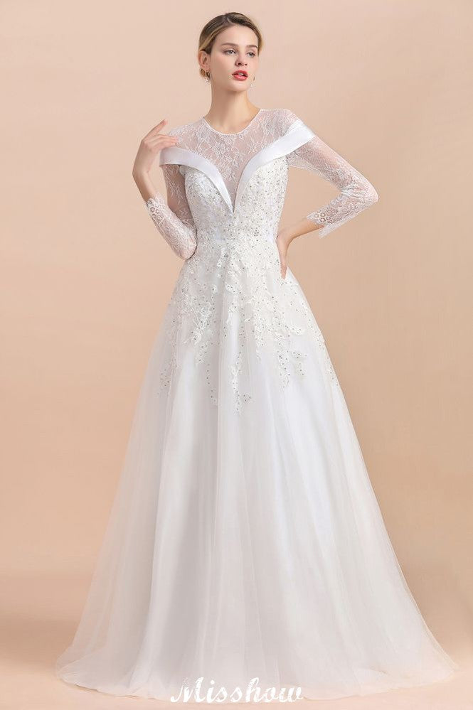 Schlichtes weißes Brautkleid mit Perlenapplikationen, langen Ärmeln und bodenlangem Ballkleid