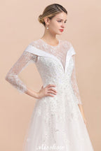 Schlichtes weißes Brautkleid mit Perlenapplikationen, langen Ärmeln und bodenlangem Ballkleid