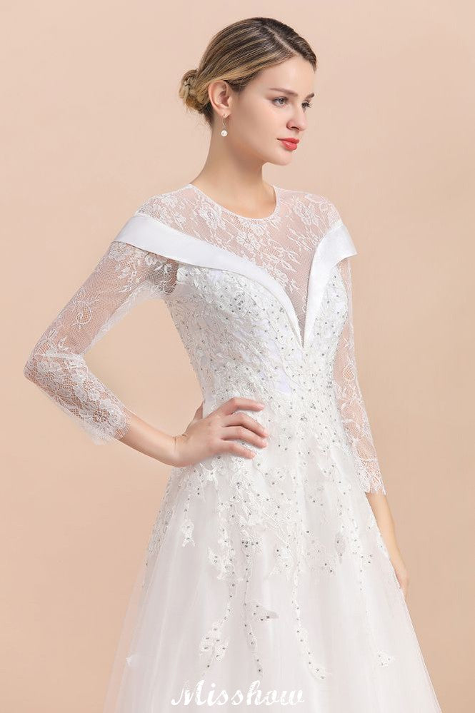 Schlichtes weißes Brautkleid mit Perlenapplikationen, langen Ärmeln und bodenlangem Ballkleid