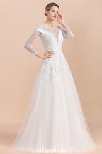 Schlichtes weißes Brautkleid mit Perlenapplikationen, langen Ärmeln und bodenlangem Ballkleid