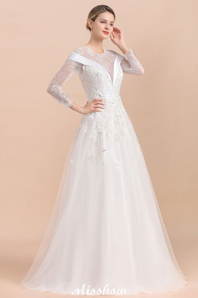Schlichtes weißes Brautkleid mit Perlenapplikationen, langen Ärmeln und bodenlangem Ballkleid