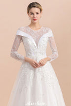 Schlichtes weißes Brautkleid mit Perlenapplikationen, langen Ärmeln und bodenlangem Ballkleid