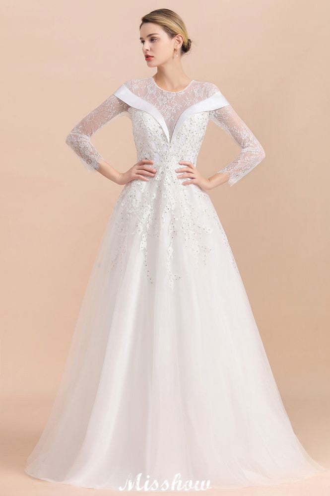 Schlichtes weißes Brautkleid mit Perlenapplikationen, langen Ärmeln und bodenlangem Ballkleid