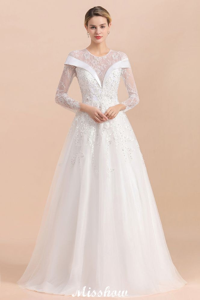 Schlichtes weißes Brautkleid mit Perlenapplikationen, langen Ärmeln und bodenlangem Ballkleid