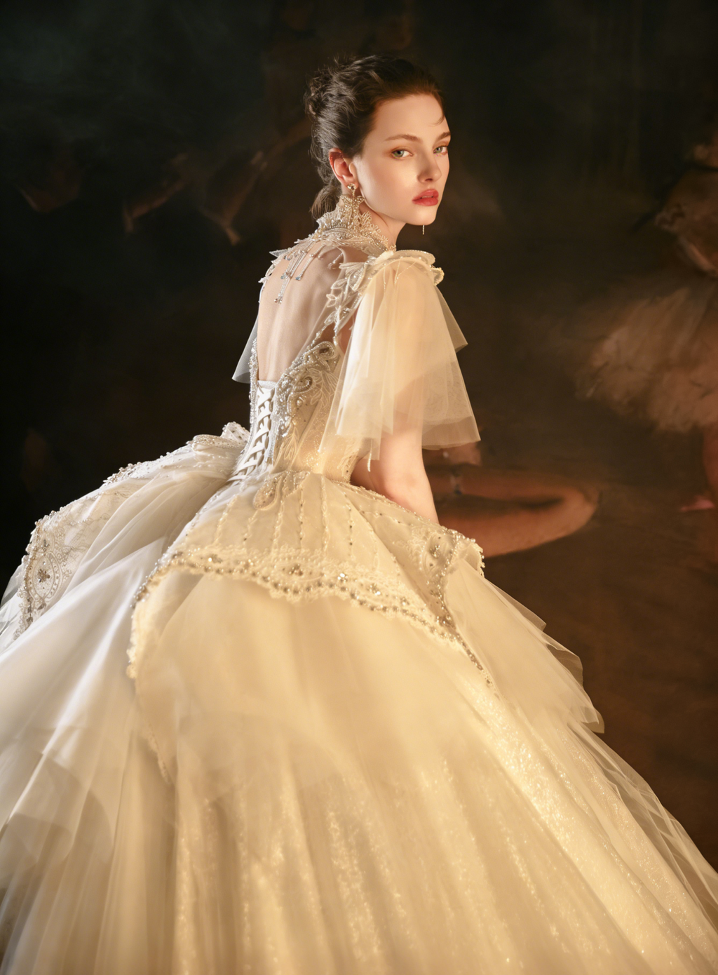 Abito da sposa con perline, collo alto, gonna ampia, mantella e strascico in tulle