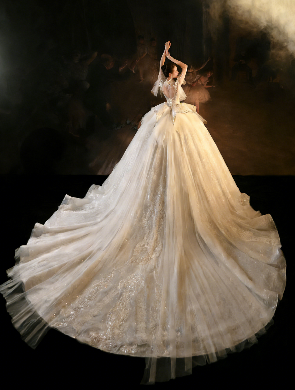 Abito da sposa con perline, collo alto, gonna ampia, mantella e strascico in tulle