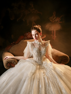Abito da sposa con perline, collo alto, gonna ampia, mantella e strascico in tulle