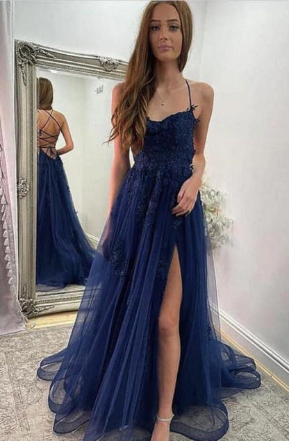 Vestido de fiesta azul marino de tul con escote halter, abertura frontal y tirantes finos en forma de A