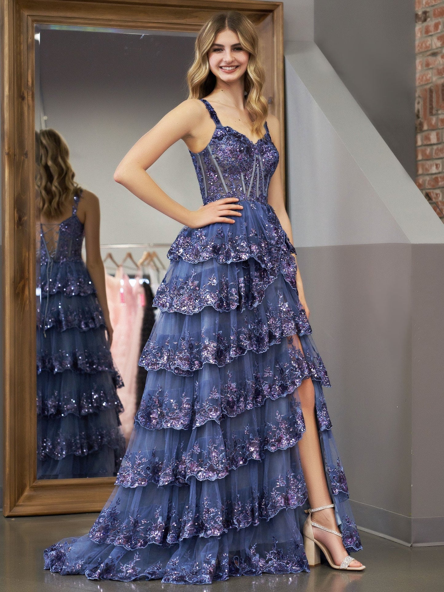 Vestido de fiesta estilo princesa con hombros descubiertos, corsé y volantes de encaje