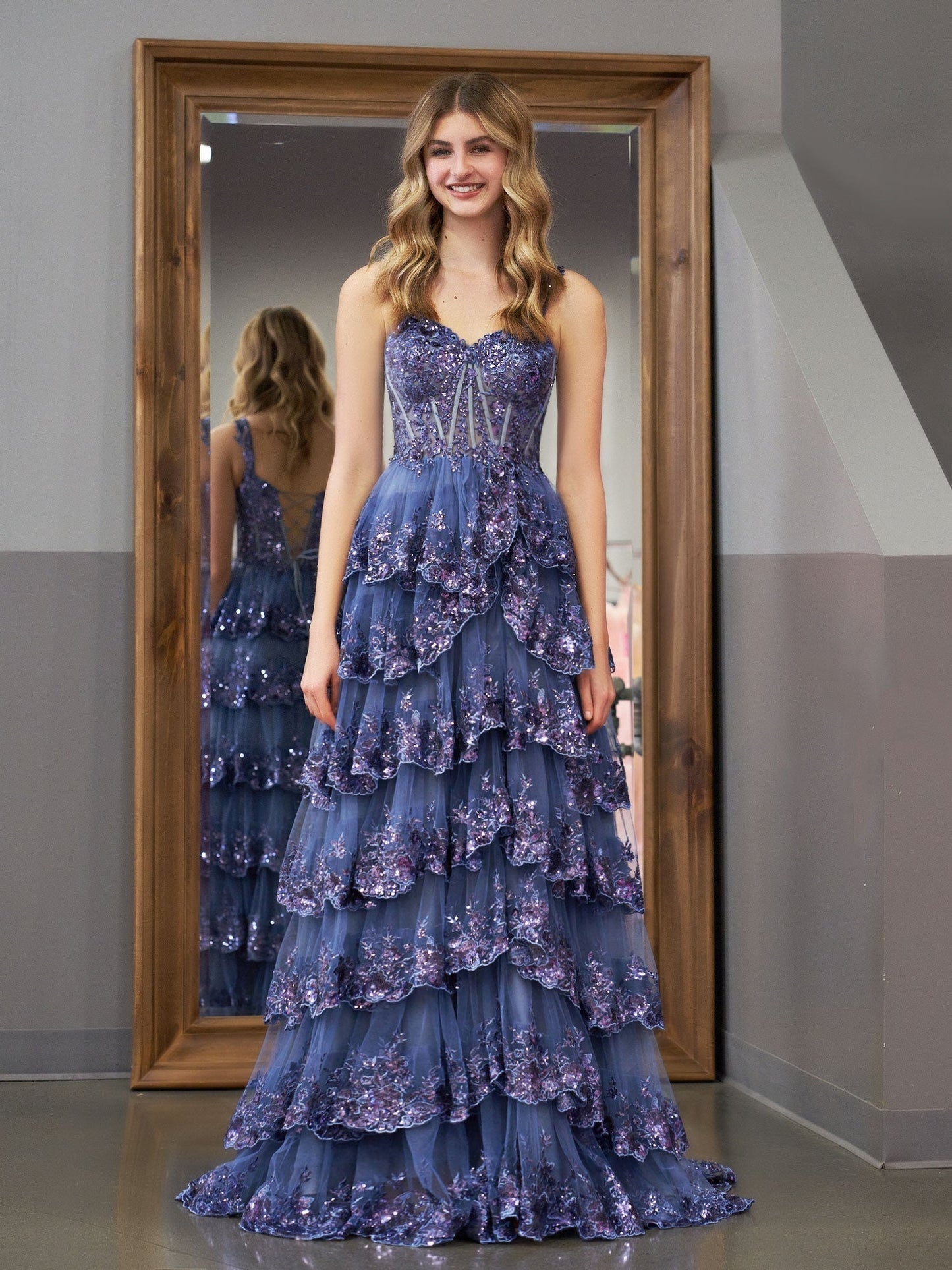 Vestido de fiesta estilo princesa con hombros descubiertos, corsé y volantes de encaje