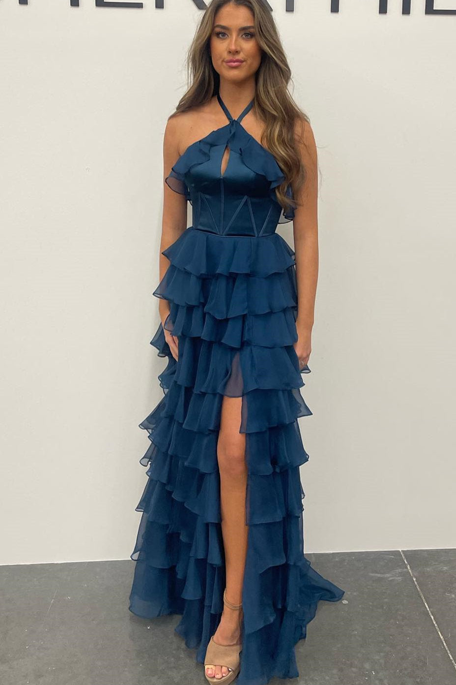 Neckholder-Ballkleid mit Schlüssellochausschnitt, Rüschen und Schlitz
