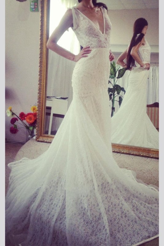Vestido de novia elegante de encaje largo con escote en V profundo y bonito vestido de sirena sin mangas 