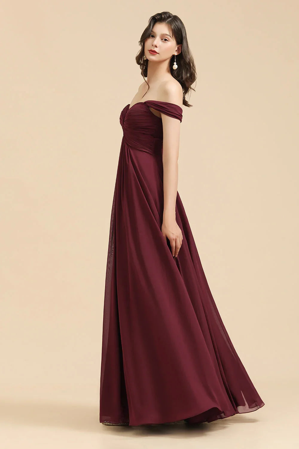 Neu eingetroffen A-Linien Schulterfreies Herzausschnitt Burgunderrotes langes Brautjungfernkleid