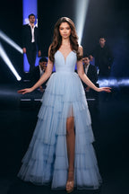 Abito da sera lungo ossessivo blu a linea ad A con spalline sottili, scollo a V e tulle, con spacco