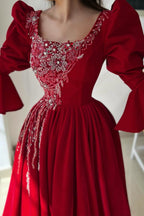 Vestido de Festa Vermelho Longo com Corte em A, Decote Quadrado e Renda, com Mangas Compridas