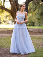 Abito lungo da sera a linea ad A in tulle con onde oceaniche e spalline annodate