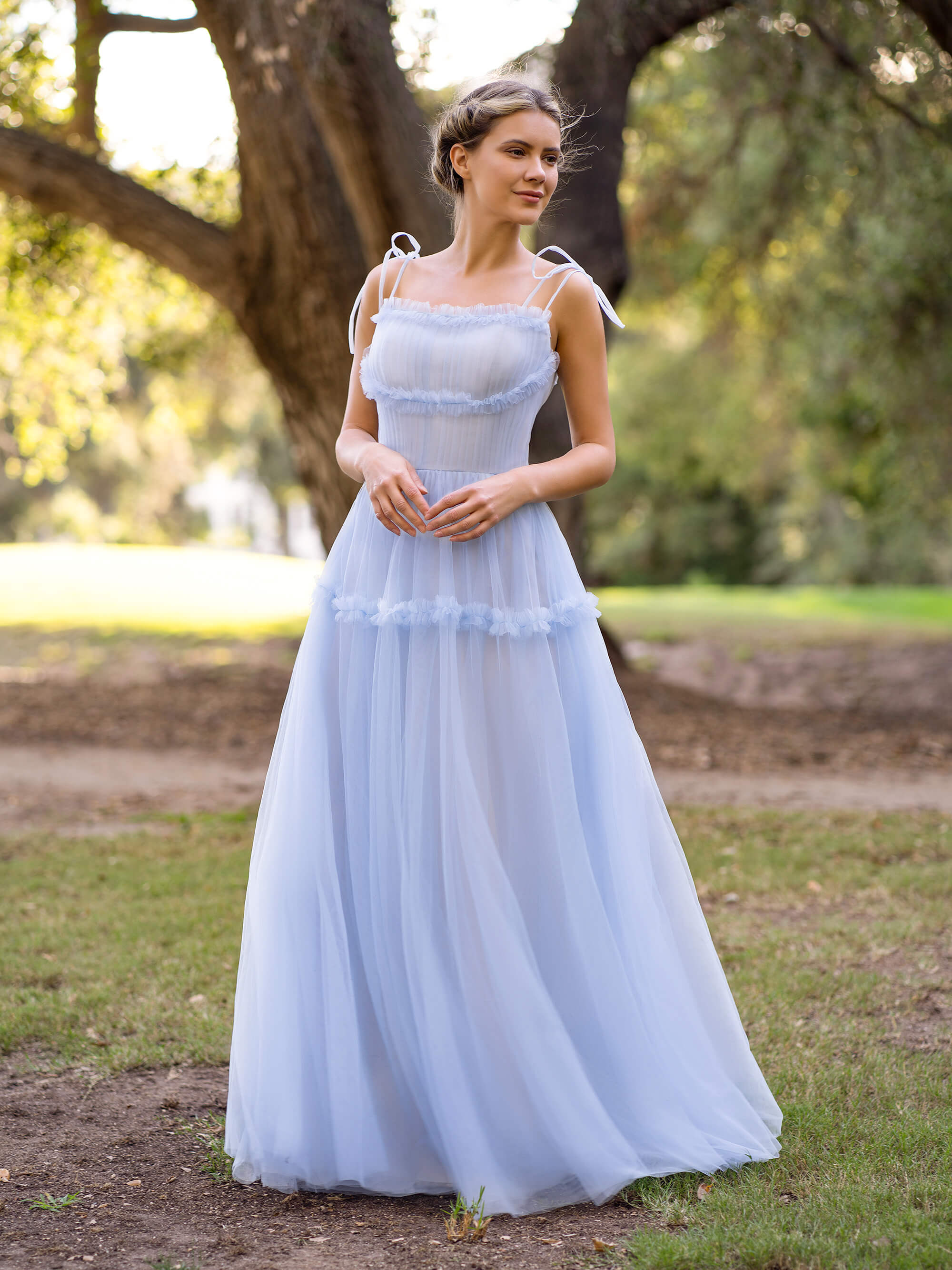 Abito lungo da sera a linea ad A in tulle con onde oceaniche e spalline annodate