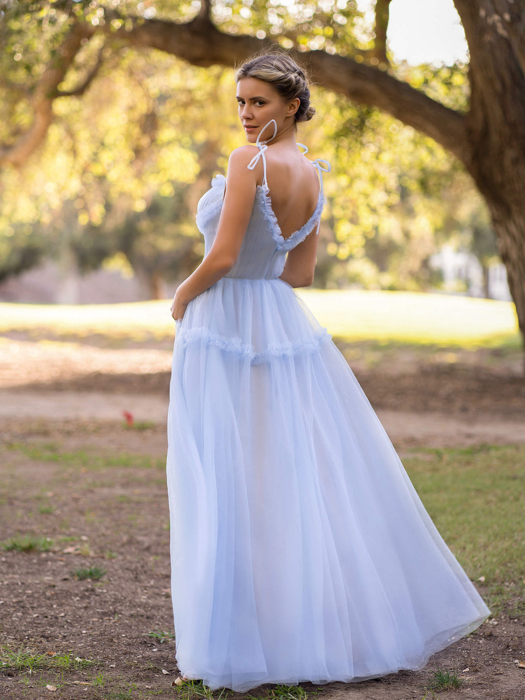 Abito lungo da sera a linea ad A in tulle con onde oceaniche e spalline annodate