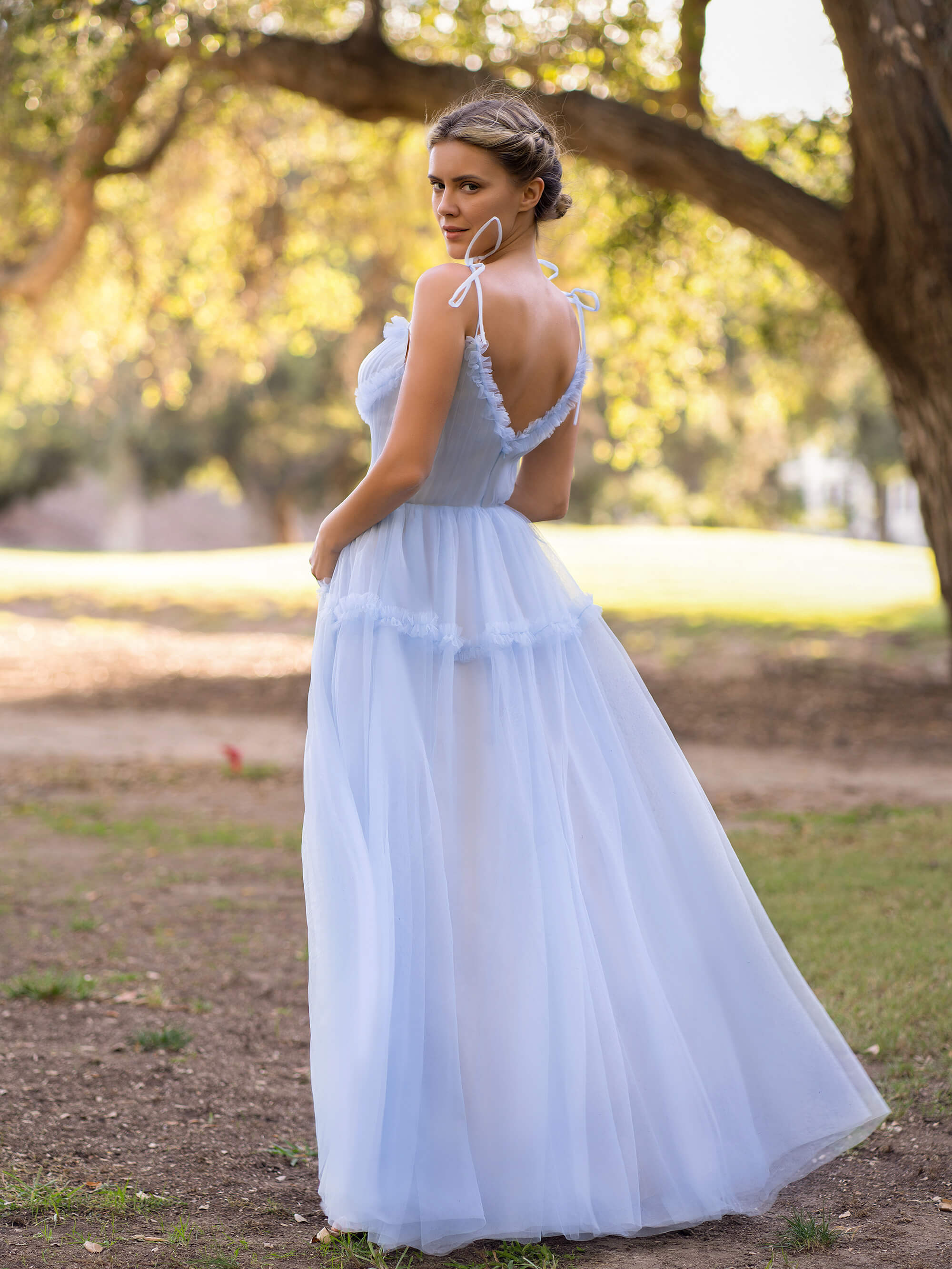 Abito lungo da sera a linea ad A in tulle con onde oceaniche e spalline annodate