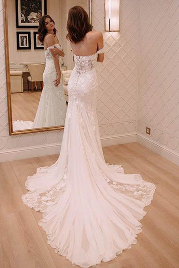 Robe de mariée en mousseline avec traîne, épaules dénudées et appliques en dentelle