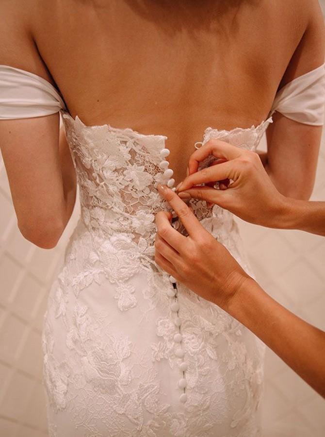 Robe de mariée en mousseline avec traîne, épaules dénudées et appliques en dentelle