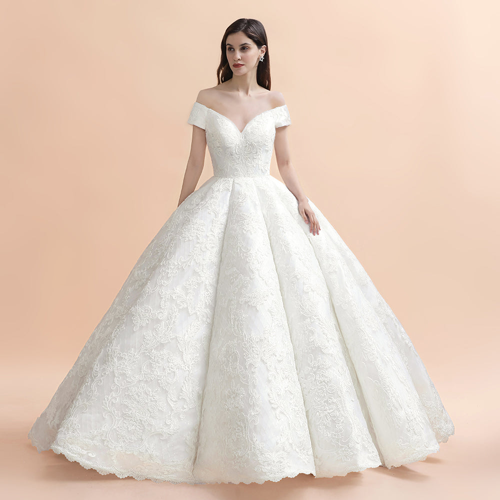 Schulterfreies bodenlanges Brautkleid mit Spitzenapplikationen und Kapellenschleppe 