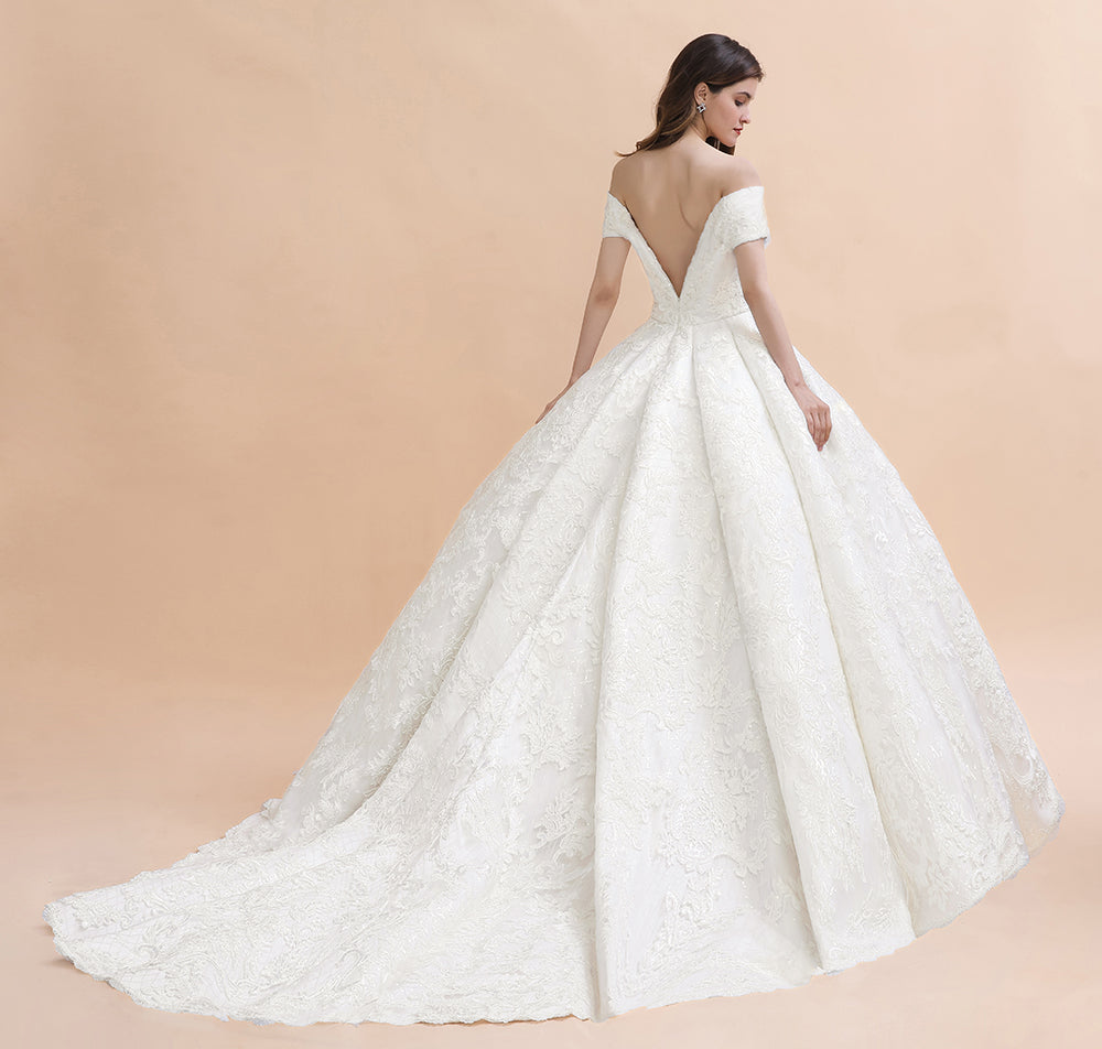 Schulterfreies bodenlanges Brautkleid mit Spitzenapplikationen und Kapellenschleppe 