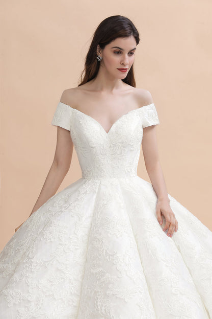 Schulterfreies bodenlanges Brautkleid mit Spitzenapplikationen und Kapellenschleppe 