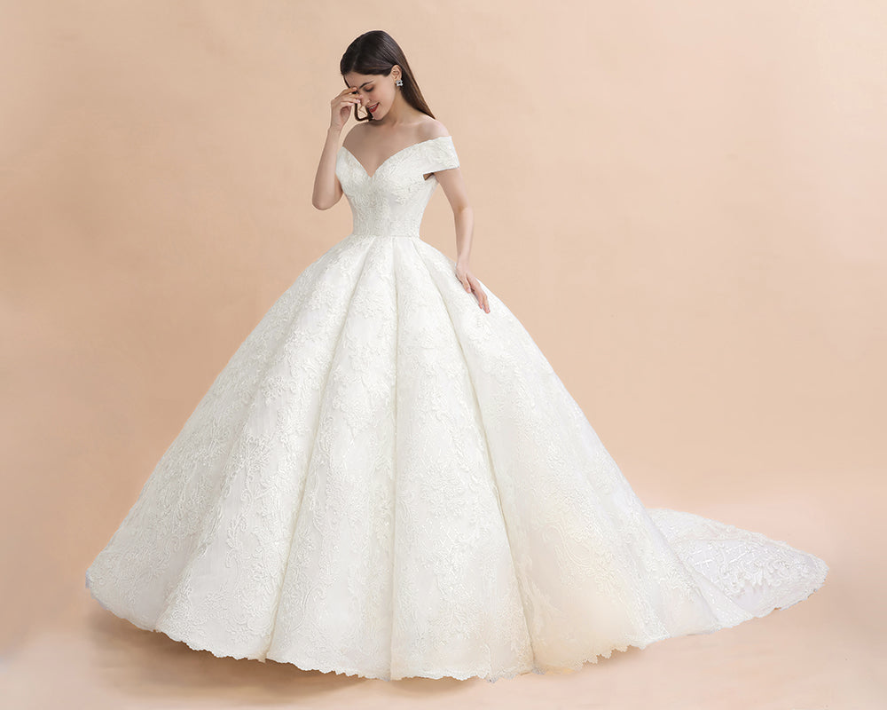 Schulterfreies bodenlanges Brautkleid mit Spitzenapplikationen und Kapellenschleppe 