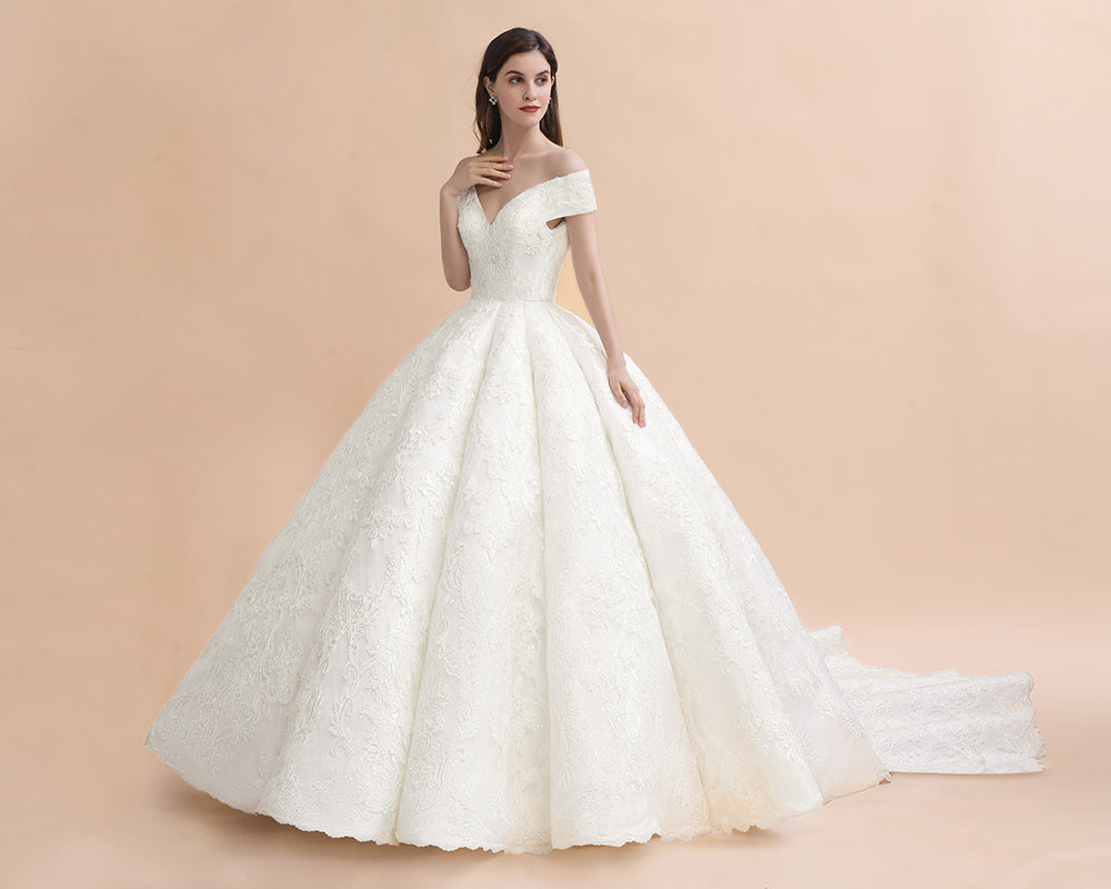 Schulterfreies bodenlanges Brautkleid mit Spitzenapplikationen und Kapellenschleppe 