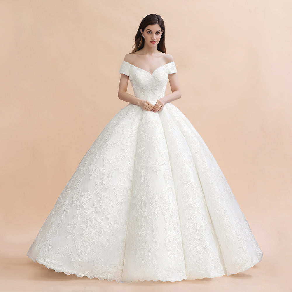 Schulterfreies bodenlanges Brautkleid mit Spitzenapplikationen und Kapellenschleppe 