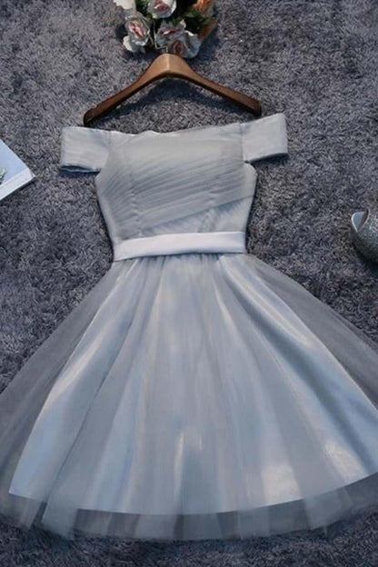 Schulterfreies, graues, kurzes Ballkleid aus Tüll