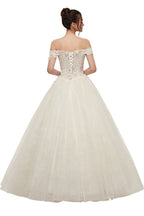 Abito da sposa con scollo a cuore, spalle scoperte, linea a trapezio, allacciatura, lunghezza fino a terra, pizzi applicati