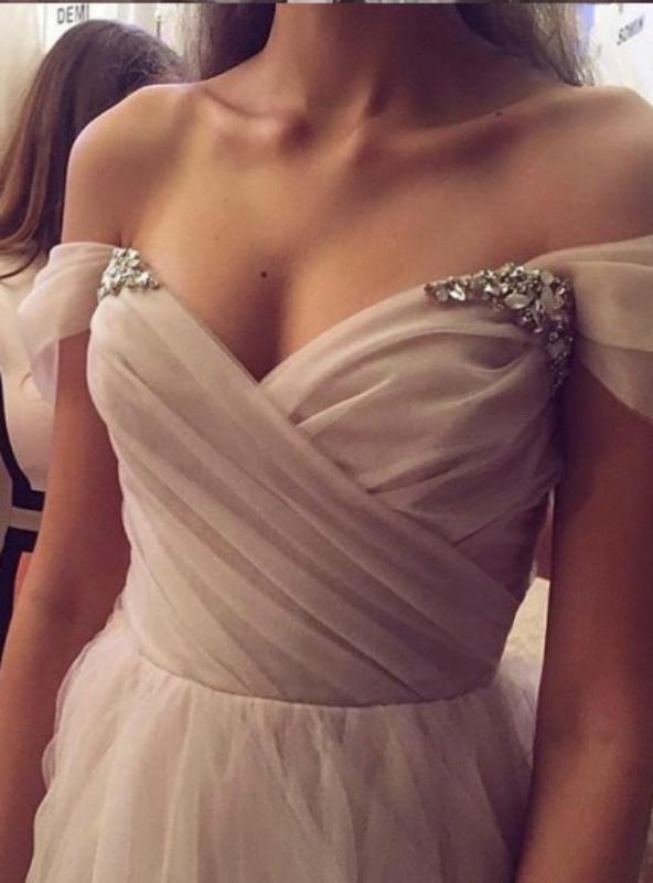 Schulterfreies Tüllärmelchen Blush Brautkleid Buntes Brautkleid