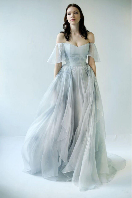 Vestidos de novia largos con hombros descubiertos y diseño único, los más populares.