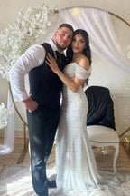 Robe de mariée longue jusqu'au sol à paillettes avec épaules dénudées style chapelle