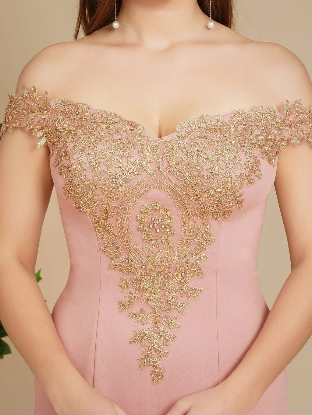 Schulterfreies Abendkleid mit goldenen Applikationen, Meerjungfrau-Schnitt, schmales Ballkleid