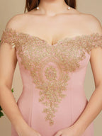 Schulterfreies Abendkleid mit goldenen Applikationen, Meerjungfrau-Schnitt, schmales Ballkleid