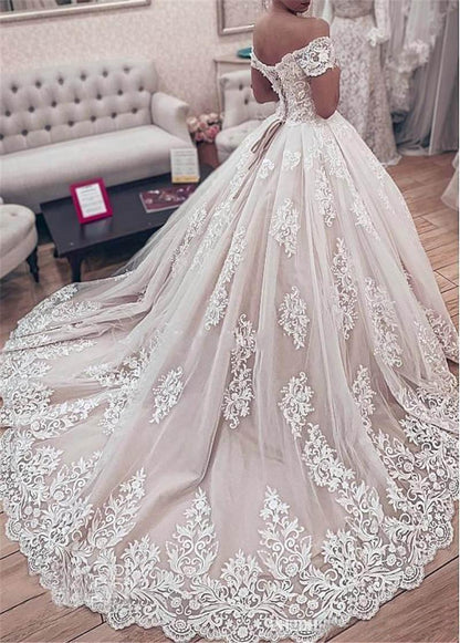 Schulterfreies Ballkleid mit Spitzenapplikationen