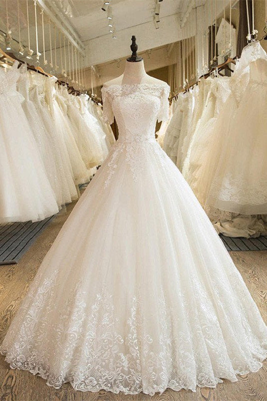 Schulterfreies Brautkleid aus Spitze und Tüll mit 1/2 Ärmeln