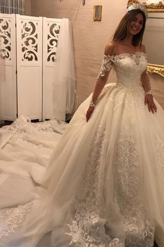 Vestido de novia con hombros descubiertos, mangas largas y apliques