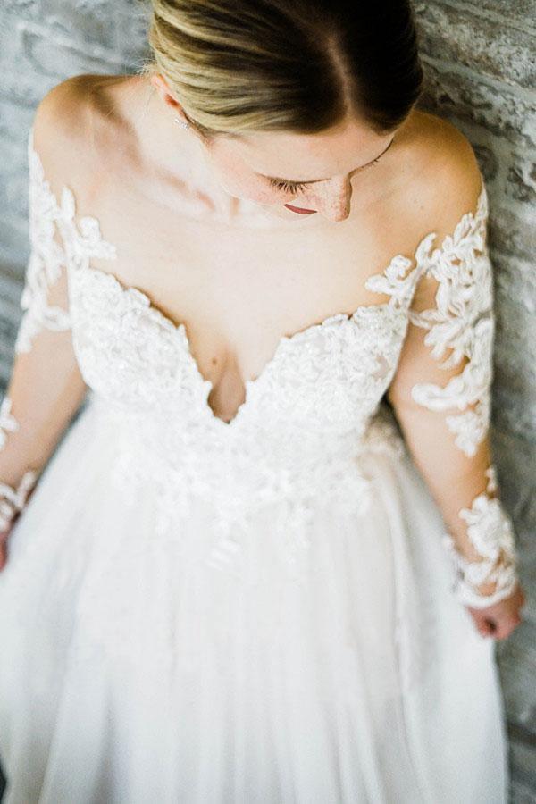 فستان زفاف طويل بأكمام طويلة مكشوفة الكتفين مع ذيل