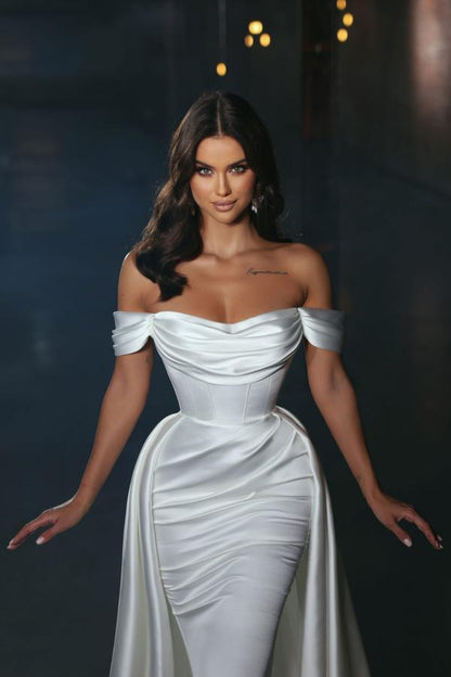 Vestido de noiva longo branco de cetim com ombros descobertos e estilo sereia
