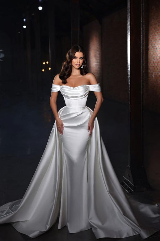 Vestido de noiva longo branco de cetim com ombros descobertos e estilo sereia