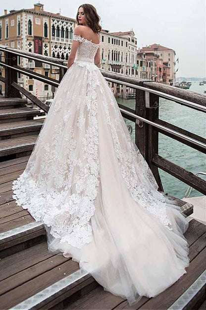 A-Linien-Brautkleid mit schulterfreiem Ausschnitt und Spitzenapplikationen