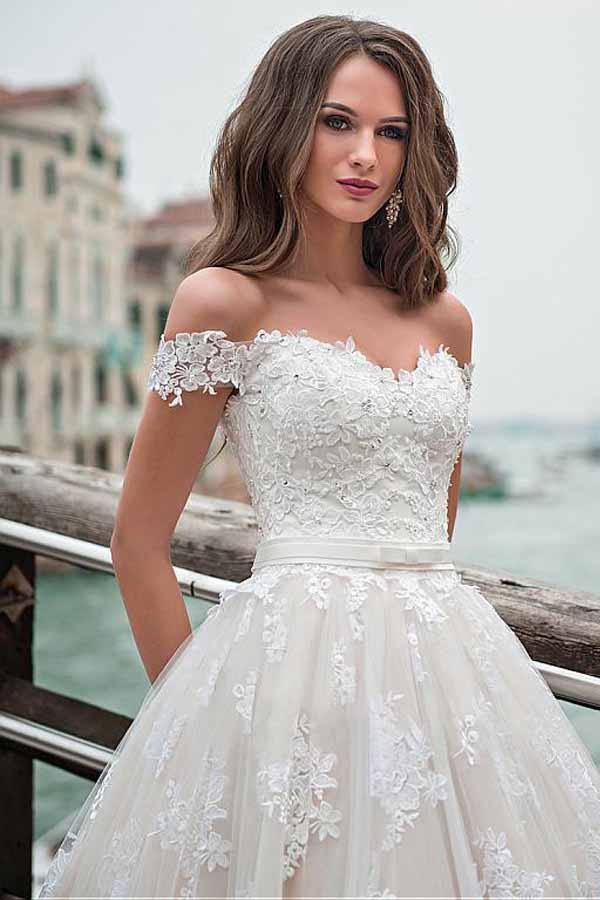 Robe de mariée à encolure dégagée et coupe évasée avec applications de dentelle